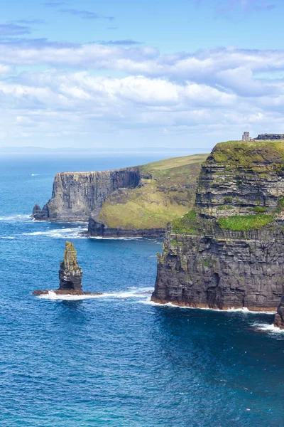 莫赫游历大西洋的爱尔兰悬崖肖像画形式海洋旅游性质 — 图库照片