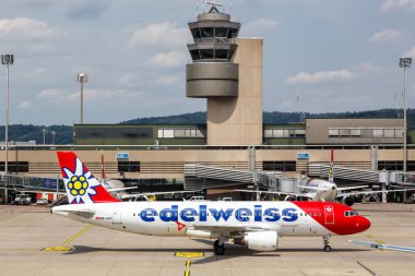 Zürih, İsviçre - 22 Temmuz 2020 Edelweiss Airbus A320 İsviçre 'deki Zürih Havaalanı' nda. Airbus, Toulouse, Fransa merkezli bir Avrupalı uçak üreticisi..