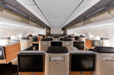 Zürih, İsviçre - 22 Temmuz 2020 İsviçre Airbus A340-300 Business Class kabini İsviçre 'deki Zürih Havalimanı' nda. Airbus, Toulouse, Fransa merkezli bir Avrupalı uçak üreticisi..