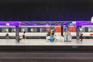 Zürih, İsviçre - İsviçre 'deki Zürih Havaalanı' nda 22 Temmuz 2020 Tren İstasyonu.