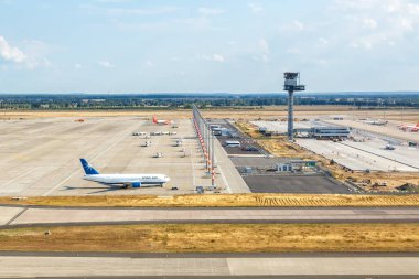 Berlin, Almanya - 19 Ağustos 2020 Berlin Brandenburg BER Havaalanı Kulesi Havalimanı.