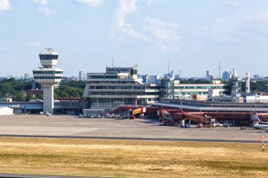 Berlin, Almanya - 19 Ağustos 2020 Berlin Tegel TXL Havaalanı Terminali ve Kule Havalimanı.
