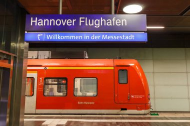 Hanover, Almanya - 9 Ağustos 2020 Hannover Hannover Havaalanı Almanya tren istasyonu.
