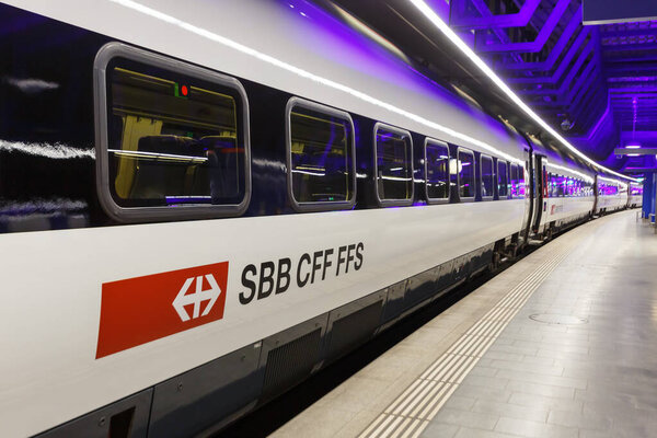 Цюрих, Швейцария - 22 июля 2020 года Междугородний поезд в аэропорту Цюриха (ZRH) в Швейцарии.