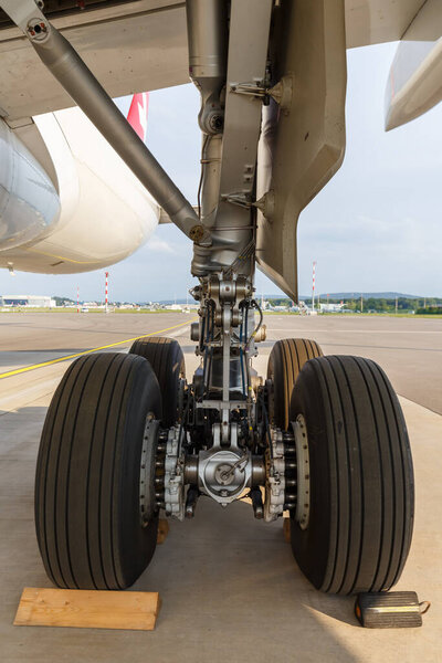 Цюрих, Швейцария - 22 июля 2020 года Swiss Airbus A220-300 Airplane landing gear at Zurich Airport (ZRH) in Switzerland.