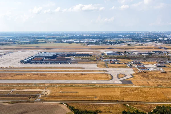 ベルリン 2020年8月19日ベルリンブランデンブルクBer空港ターミナルドイツの航空写真 — ストック写真
