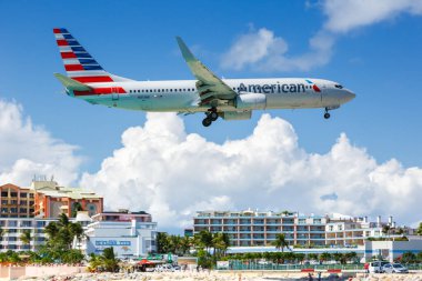 Sint Maarten, Hollanda Antilleri - 16 Eylül 2016 Amerikan Havayolları Boeing 737-800 uçağı Hollanda 'daki Sint Maarten Havaalanı' nda.
