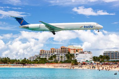 Sint Maarten, Hollanda Antilleri - 17 Eylül 2016 Insel Air McDonnell Douglas MD-83 uçağı Hollanda Antiller 'deki Sint Maarten Havalimanı' nda.
