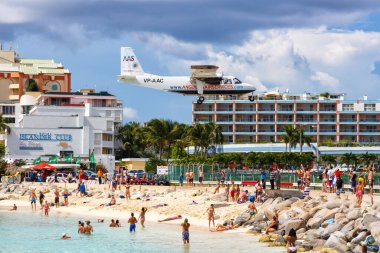 Sint Maarten, Hollanda Antilleri - 17 Eylül 2016 Anguilla Hava Kuvvetleri Britten-Norman BN-2A Islander uçağı Hollanda 'daki Sint Maarten Havaalanı' nda.