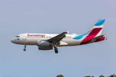 Dortmund, Almanya - 9 Ağustos 2020 Eurowings Airbus A319 uçağı Almanya 'da Dortmund Havaalanı' nda. Airbus, Toulouse, Fransa merkezli bir Avrupalı uçak üreticisi..