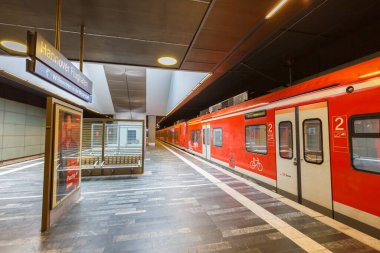 Hanover, Almanya - 9 Ağustos 2020 Almanya Hanover Havaalanı tren istasyonu.