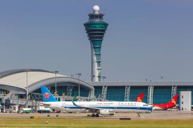 Guangzhou, Çin - 23 Eylül 2019 China Southern Airlines Airbus A321 uçağı Guangzhou Baiyun Havaalanı, Çin. Airbus, Toulouse, Fransa merkezli bir Avrupalı uçak üreticisi..
