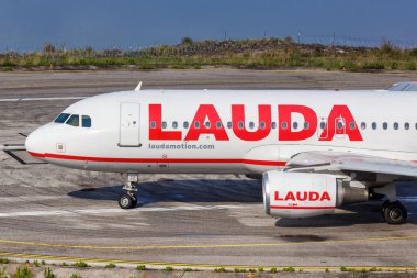 Korfu, Yunanistan - 19 Eylül 2020 Lauda Airbus A320 Yunanistan 'daki Corfu Havaalanı' nda. Airbus, Toulouse, Fransa merkezli bir Avrupalı uçak üreticisi..