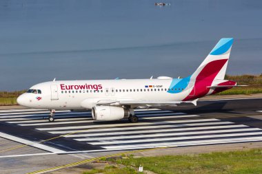 Korfu, Yunanistan - 19 Eylül 2020 Eurowings Airbus A319 uçağı Yunanistan 'daki Corfu Havaalanı' nda. Airbus, Toulouse, Fransa merkezli bir Avrupalı uçak üreticisi..