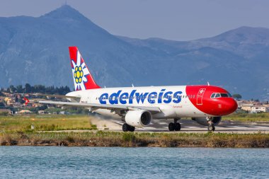 Korfu, Yunanistan - 19 Eylül 2020 Edelweiss Airbus A320 uçağı Yunanistan 'daki Corfu Havaalanı' nda. Airbus, Toulouse, Fransa merkezli bir Avrupalı uçak üreticisi..