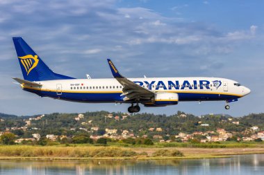 Korfu, Yunanistan - 17 Eylül 2020 Ryanair Boeing 737-800 uçağı Yunanistan 'daki Corfu Havalimanı' nda. Boeing, merkezi Chicago 'da bulunan bir Amerikan uçak üreticisi..