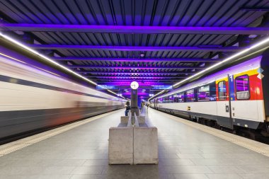 Zürih, İsviçre - 23 Eylül 2020 İsviçre 'deki Zürih Havaalanı tren istasyonu.