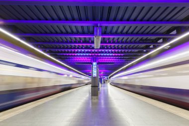 Zürih, İsviçre - 23 Eylül 2020 İsviçre 'deki Zürih Havaalanı tren istasyonu.
