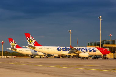 Zürih, İsviçre - 22 Temmuz 2020 Edelweiss Airbus A330-300 uçakları İsviçre 'deki Zürih Havaalanı' nda. Airbus, Toulouse, Fransa merkezli bir Avrupalı uçak üreticisi..