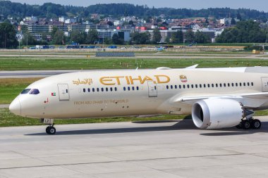 Zürih, İsviçre - 22 Temmuz 2020 Etihad Boeing 787-9 Dreamliner uçağı İsviçre 'deki Zürih Havaalanı' nda. Boeing, merkezi Chicago 'da bulunan bir Amerikan uçak üreticisi..