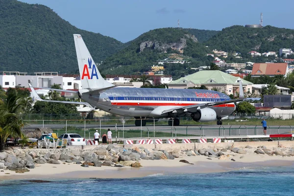 Sint Maarten, Hollanda Antilleri - 20 Eylül 2016 Amerikan Havayolları Boeing 737-800 uçağı Hollanda 'daki Sint Maarten Havaalanı' nda.