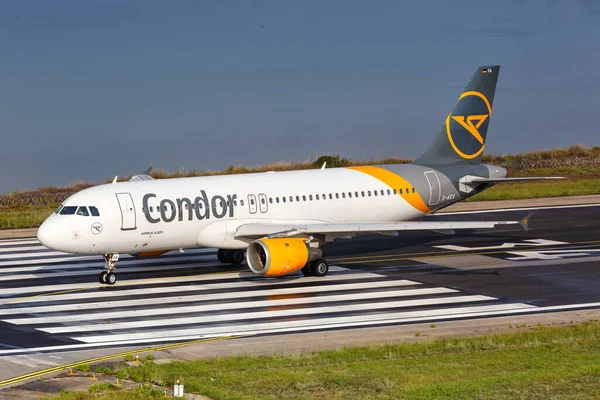 Korfu, Yunanistan - 19 Eylül 2020 Condor Airbus A320 uçağı Yunanistan 'daki Corfu Havaalanında. Airbus, Toulouse, Fransa merkezli bir Avrupalı uçak üreticisi..