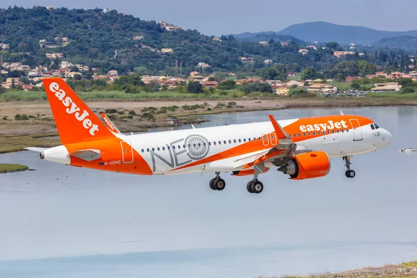 Korfu, Yunanistan - 19 Eylül 2020 EasyJet Airbus A320neo uçağı Yunanistan 'daki Corfu Havaalanı' nda. Airbus, Toulouse, Fransa merkezli bir Avrupalı uçak üreticisi..
