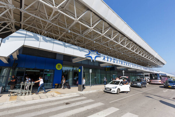 Корсика, Греция - 20 сентября 2020 года Терминал аэропорта Корсика в Греции.