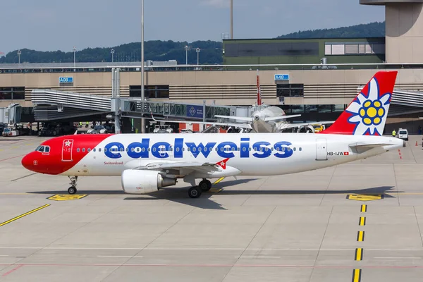 Zürih, İsviçre - 22 Temmuz 2020 Edelweiss Airbus A320 uçakları İsviçre 'deki Zürih Havaalanı' nda. Airbus, Toulouse, Fransa merkezli bir Avrupalı uçak üreticisi..