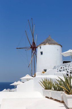 Yunanistan 'daki Santorini adasındaki yel değirmeni tatili Oia kentini geziyor Akdeniz Santorin portre format fabrikasını geziyor