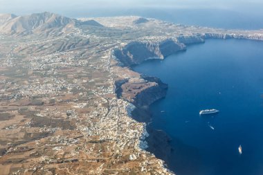 Yunanistan 'daki Santorini adası tatili Fira Thera kasabasını geziyor Akdeniz hava görüntüsü Santorin gemisi