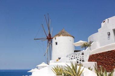 Yunanistan 'daki Santorini adasındaki yel değirmeni tatili Akdeniz Santorin Değirmeni' ni gezerek geçiyor