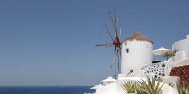 Yunanistan 'daki Santorini adasındaki yel değirmeni tatili Oia kentini gezerek Akdeniz Santorin panorama değirmeni