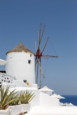 Yunanistan 'daki Santorini adasındaki yel değirmeni tatili Oia kentini geziyor Akdeniz Santorin portre format fabrikasını geziyor