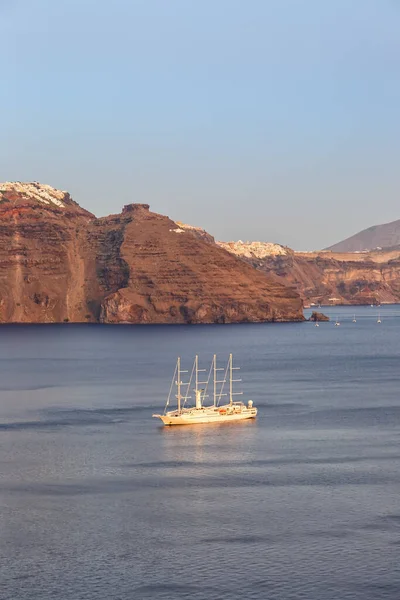 Nave Vela Sull Isola Santorini Vacanze Grecia Viaggi Mar Mediterraneo — Foto Stock