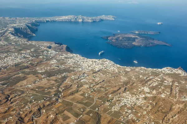 在希腊的圣托里尼岛度假旅行前往Fira Thera镇地中海航拍 — 图库照片