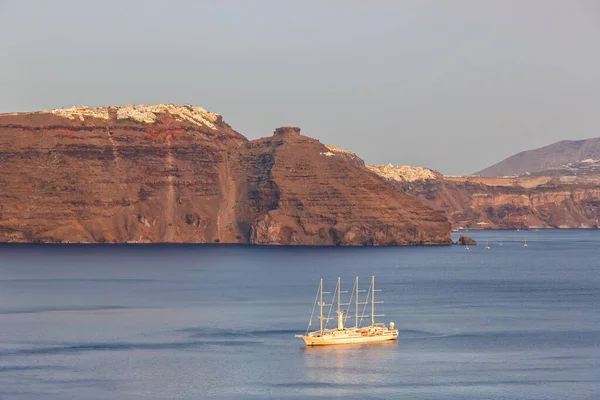 Nave Vela Santorini Vacanze Grecia Viaggi Mare Mediterraneo Sera Barca — Foto Stock