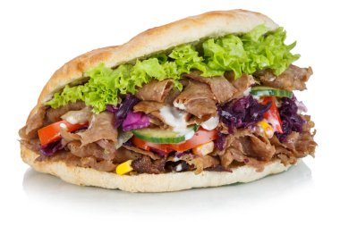Kebap Doner Fast food aperatifleri beyaz arka planda izole edilmiş düz ekmekte.