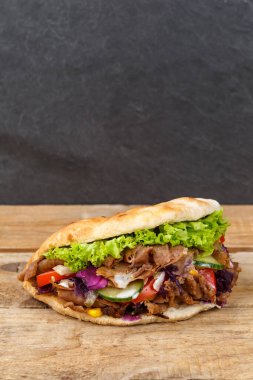 Kebapçı Doner Kebap tahtadan yapılmış portre şeklinde abur cubur.