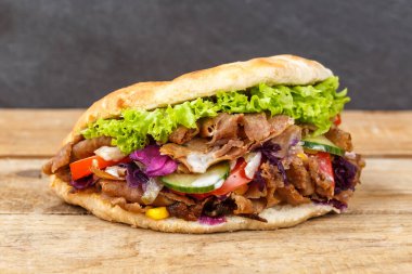 Kebab Doner Kebap Tahta üzerinde düz ekmeğin içinde fast food atıştırmalığı