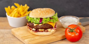 Hamburger, hamburger, fast food, tahtadan bir panorama burgerin üstünde patates kızartması.