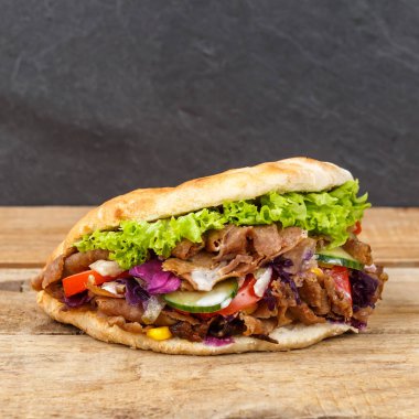 Kebab Doner Kebap tahtadan yapılmış kare şeklinde bir aperatifte düz ekmeğin içindeki fast food.