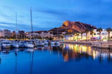 Alicante Limanı d 'Alacant marinası. Botları ve Castillo Kalesi' nin manzarası. Alacakaranlık Alacakaranlığı seyahati İspanya 'da tatil.
