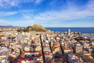 Alicante Alacant şehir ve kale manzarası Castillo Santa Barbara İspanya 'da tatil gezisi Avrupa