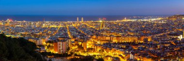 Barcelona Ufuk Çizgisi Şehir Merkezi İspanya 'daki Sagrada Familia Kilisesi Katedrali' nin alacakaranlık manzarası