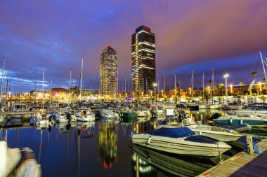 İspanya 'da alacakaranlıkta Barcelona Marina yat limanı Olimpic şehir kasabası