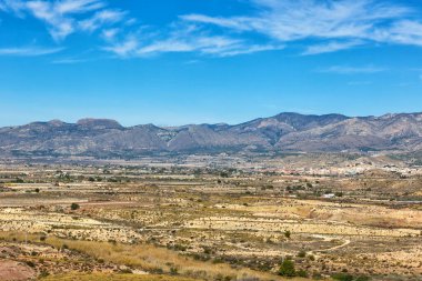İspanya 'daki Alicante Alacant Dağları yakınlarındaki Sierra del Cid manzarası.