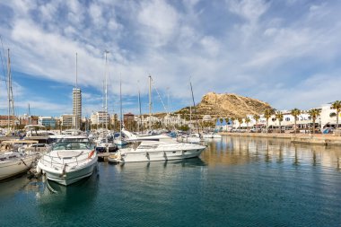 Alicante Limanı d 'Alacant yat limanı ve Castillo Kalesi manzaralı İspanya' nın Akdeniz kentinde tatil gezisi