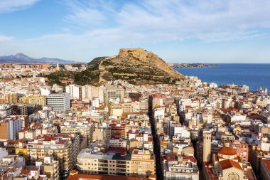 Alicante Alacant şehir ve kale manzarası Castillo Santa Barbara İspanya 'da tatil gezisi Avrupa