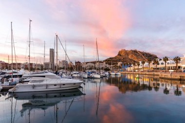 Alicante Limanı d 'Alacant yat limanı ve Castillo Şatosu manzaralı akşam seyahati İspanya' da Akdeniz 'de tatil